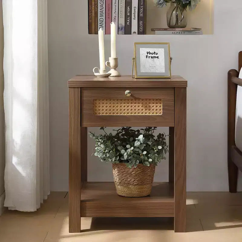 Comodino bohémien in rattan da 45 cm con cassetto e pomelli in ottone, tavolino in legno con ripiano aperto per camera da letto/soggiorno
