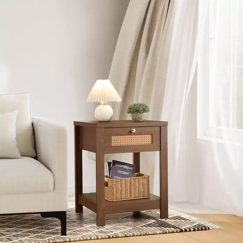 Comodino bohémien in rattan da 45 cm con cassetto e pomelli in ottone, tavolino in legno con ripiano aperto per camera da letto/soggiorno
