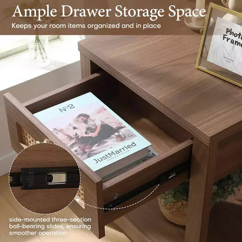 Comodino bohémien in rattan da 45 cm con cassetto e pomelli in ottone, tavolino in legno con ripiano aperto per camera da letto/soggiorno