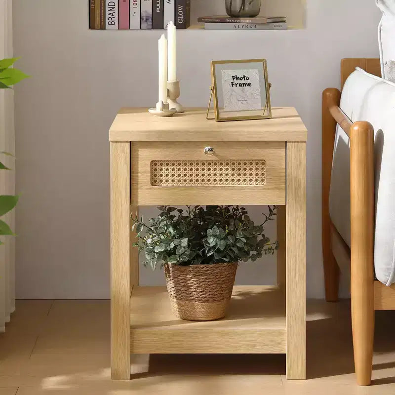 Comodino bohémien in rattan da 45 cm con cassetto e pomelli in ottone, tavolino in legno con ripiano aperto per camera da letto/soggiorno