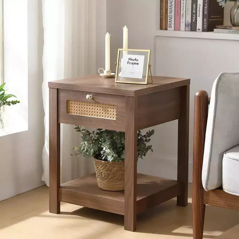 Comodino bohémien in rattan da 45 cm con cassetto e pomelli in ottone, tavolino in legno con ripiano aperto per camera da letto/soggiorno