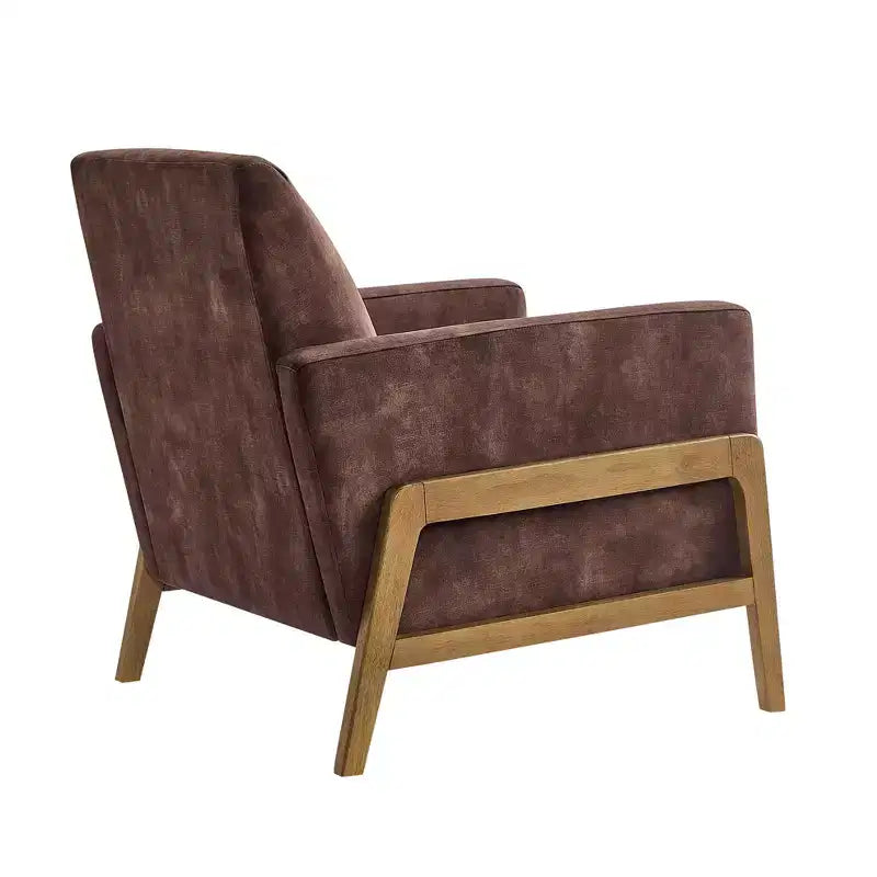 Poltrona moderna ed elegante con schienale trapuntato, rivestita in tessuto e con struttura in legno massello, ideale per il relax e la lettura in salotto