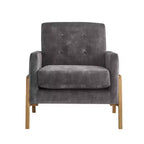 Poltrona moderna ed elegante con schienale trapuntato, rivestita in tessuto e con struttura in legno massello, ideale per il relax e la lettura in salotto